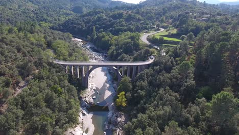 Drohnenschuss-Fliegt-Auf-Eine-Brücke-In-Südfrankreich-Zu.-Sonniger-Tag